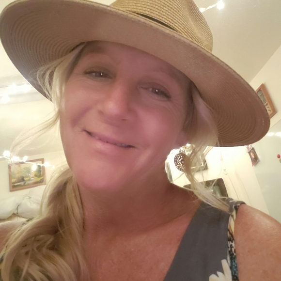 Meet your Posher, Stephanie - Picture 2 of 8